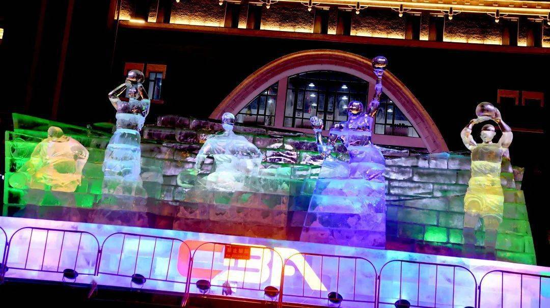 特色篮球元素融入城市夜景，营造文化氛围的简单介绍