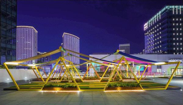 特色篮球元素融入城市夜景，营造文化氛围的简单介绍